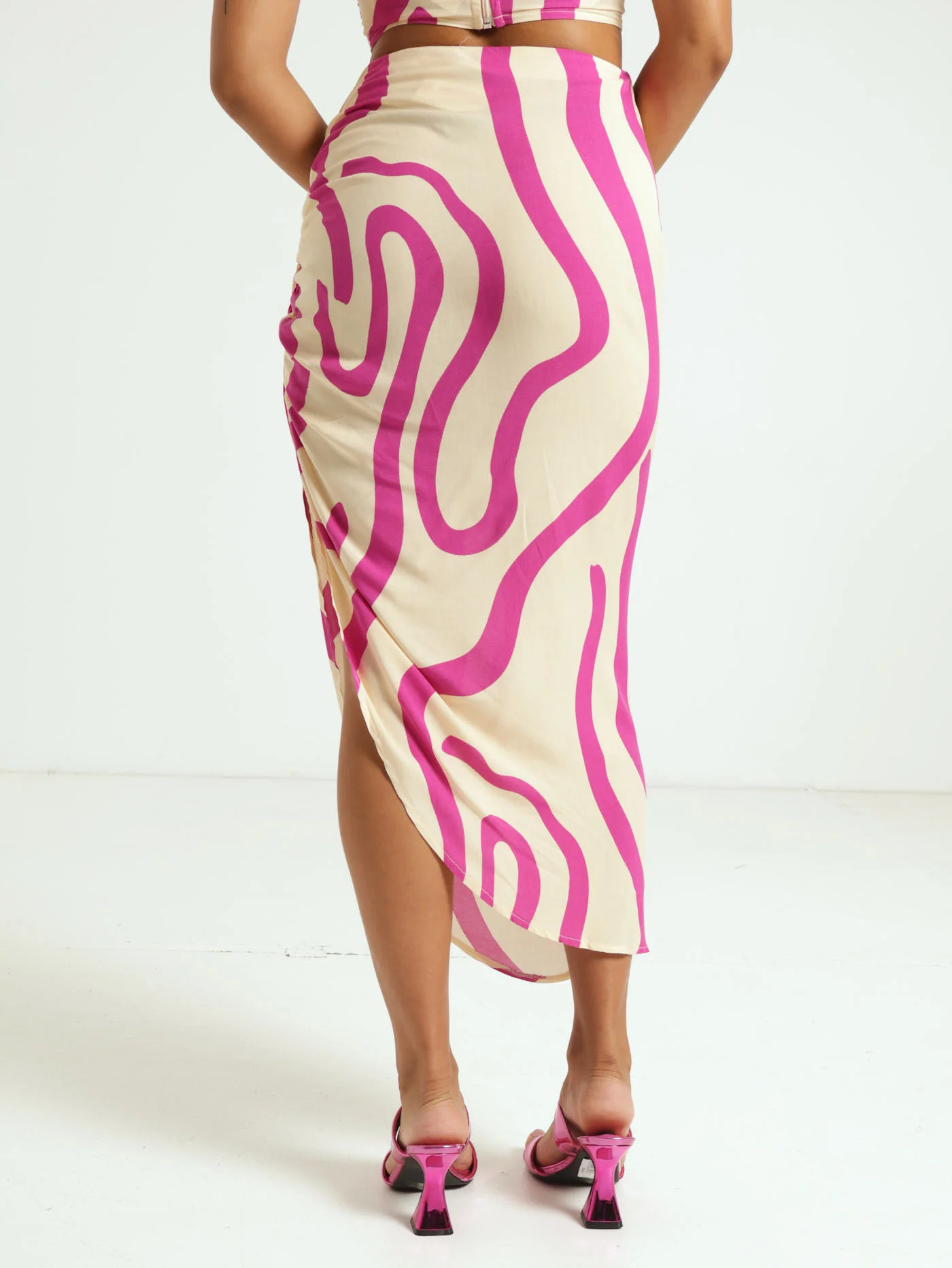 Printed Woven Side Ruched Midi Skirt - Magenta - Image 3