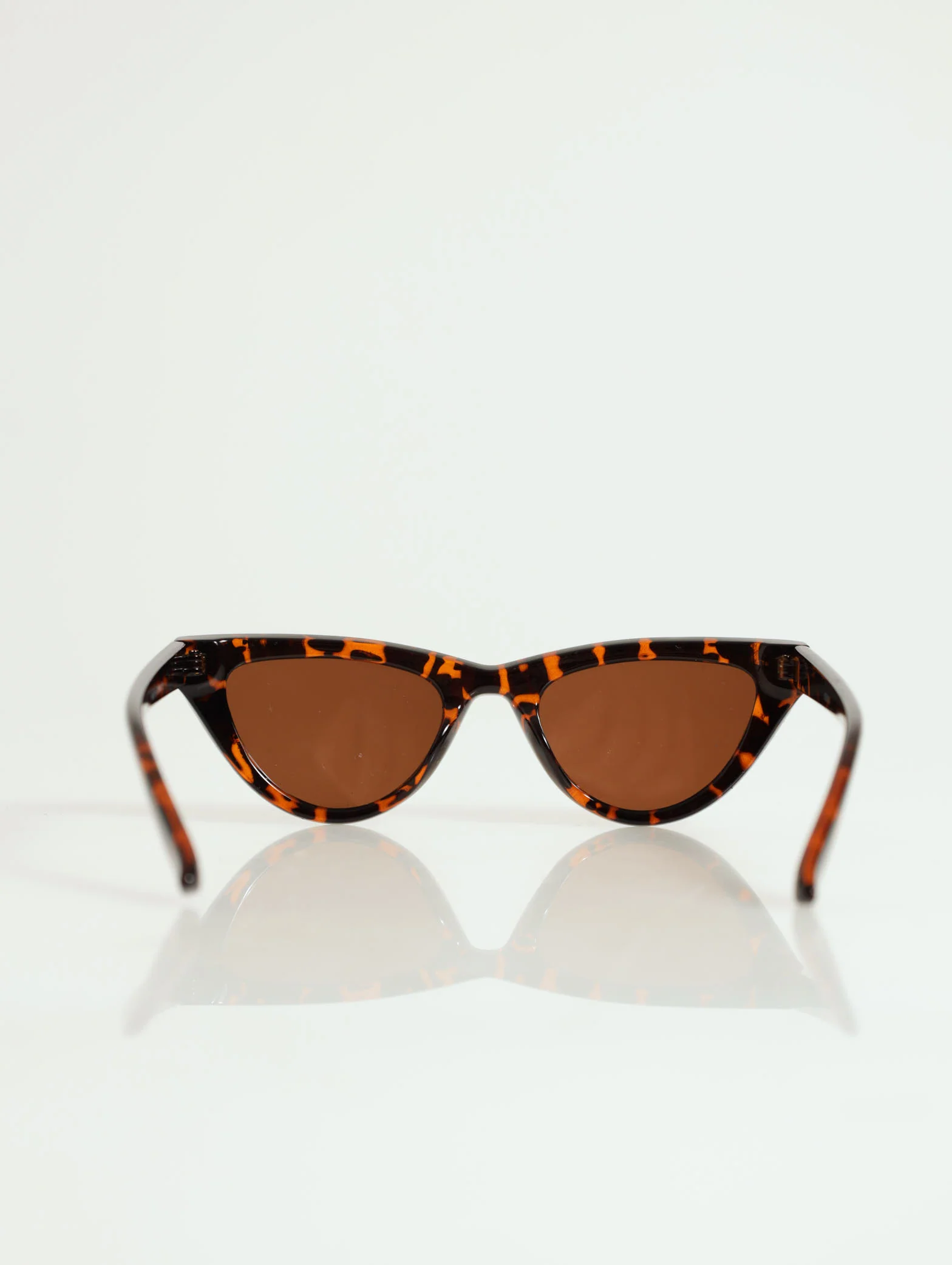 Sharp Cat Eye Sunglasses With Butterfly Arm Detail - Image 3