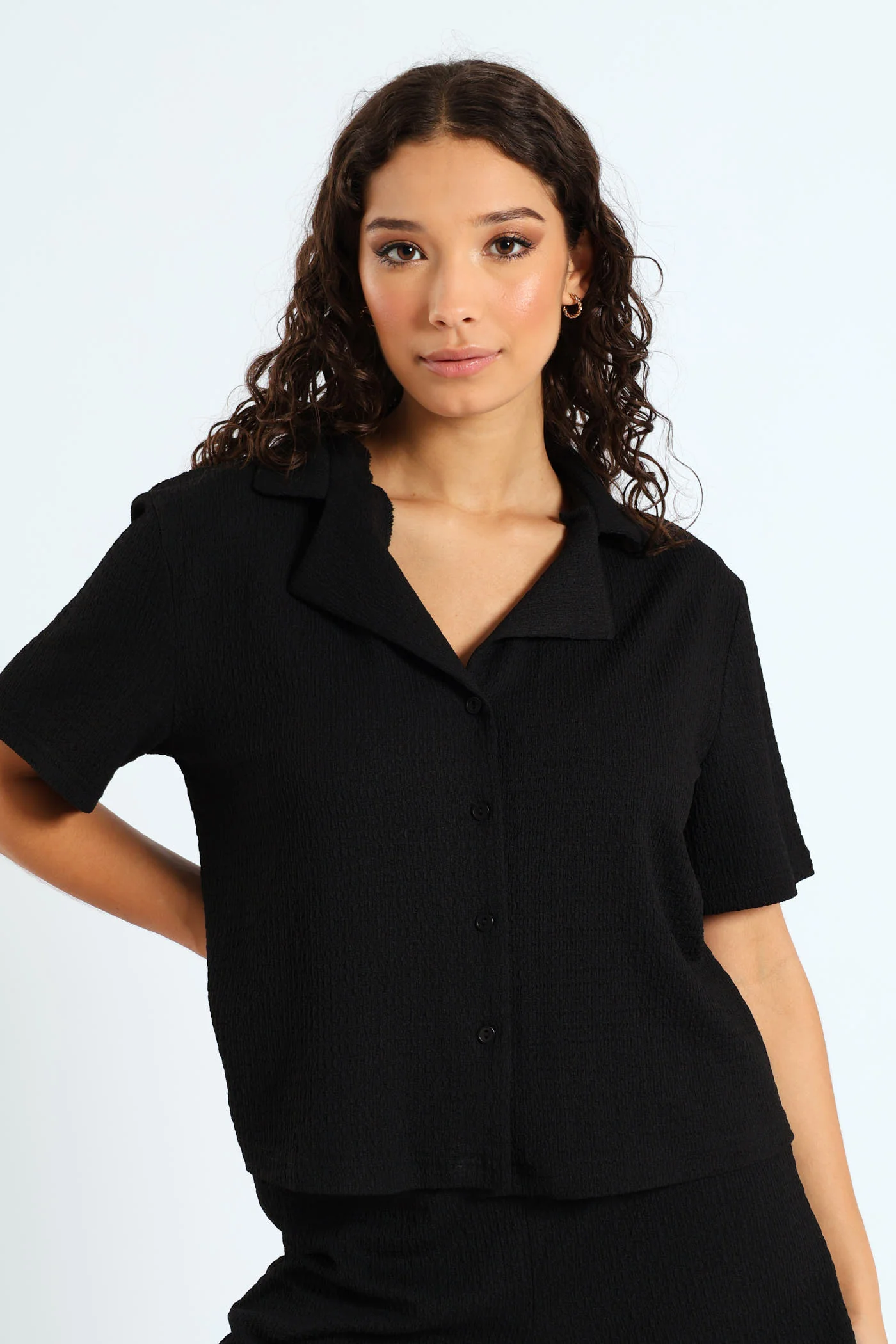 Short Sleeve Crinkle Knit Shirt - Black