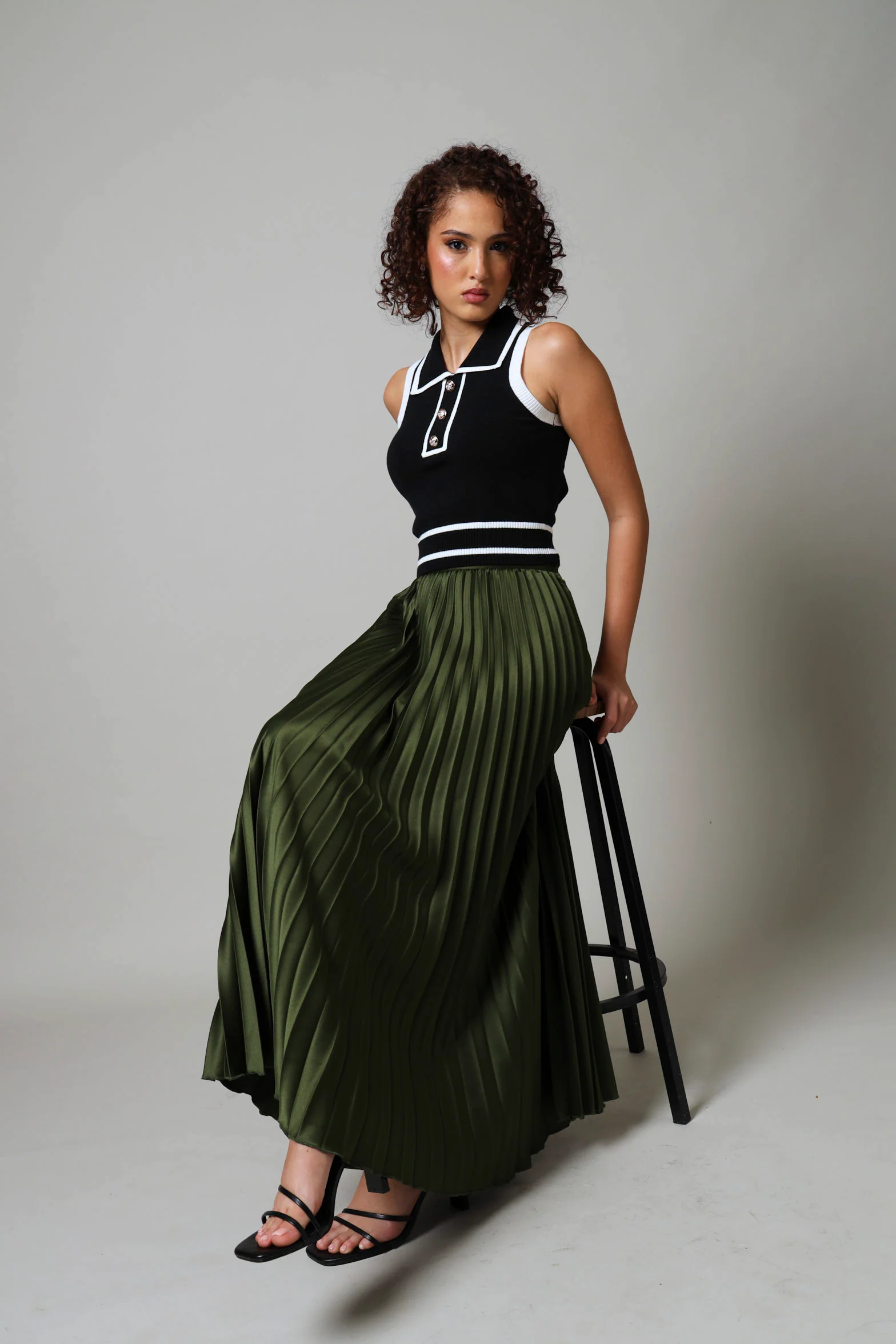 Sleeveless Golfer Crop Knitwear Top - Black/White - Image 4