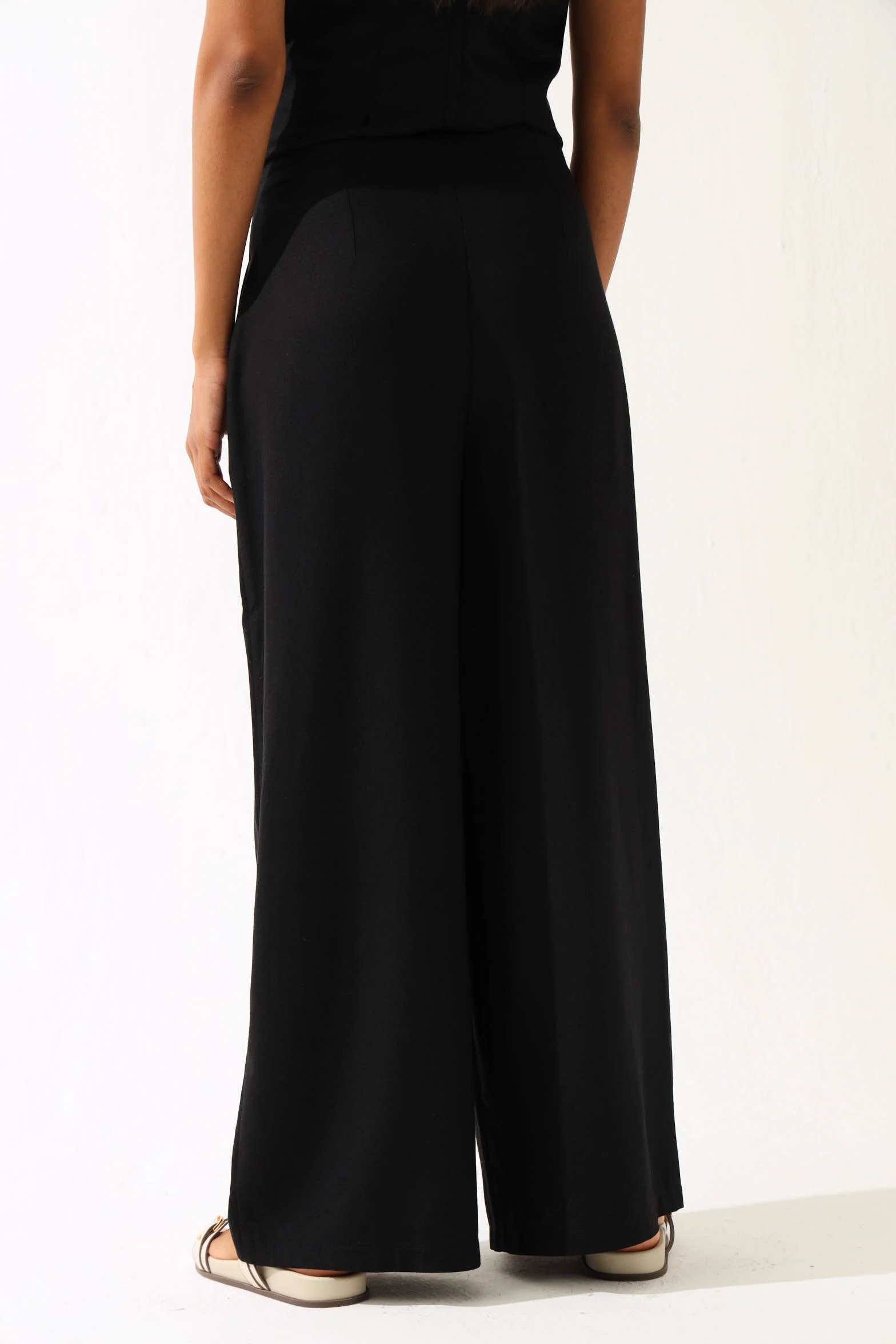 Structured Pleat Detail Linen Pants - Black - Image 4