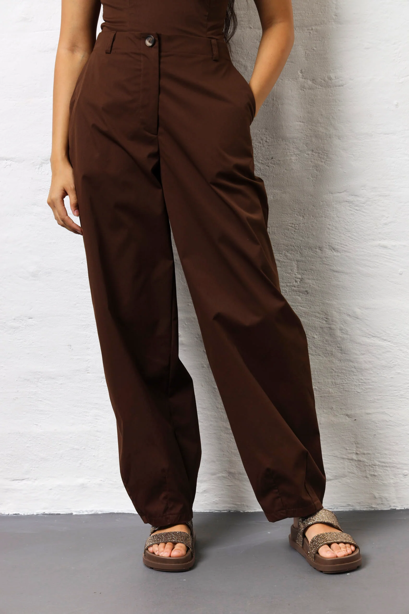 Structured Twill Barrel Leg Pants - Chocolate - Image 2