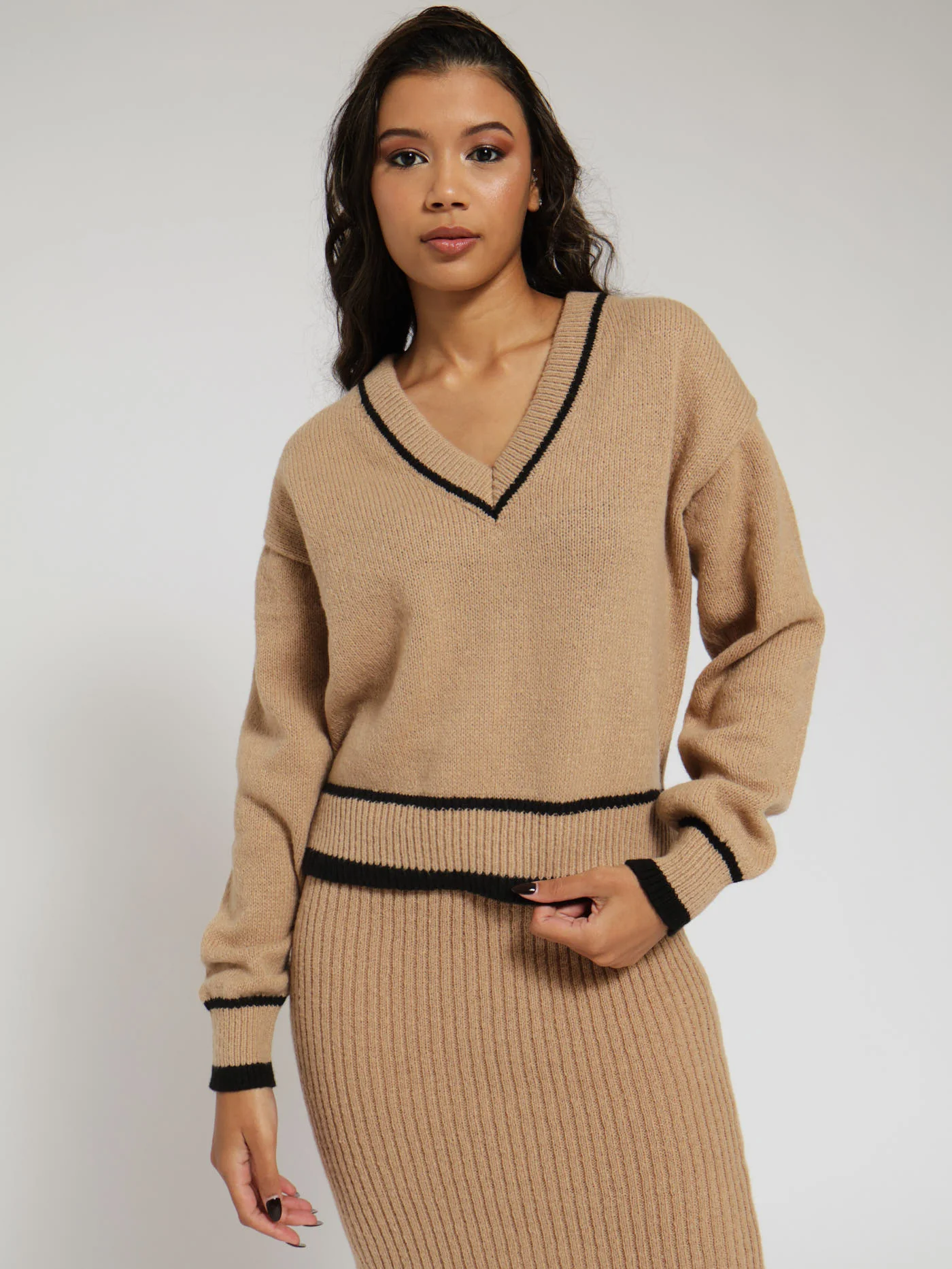 Tipping Flat V-Neck Top - Beige/Black