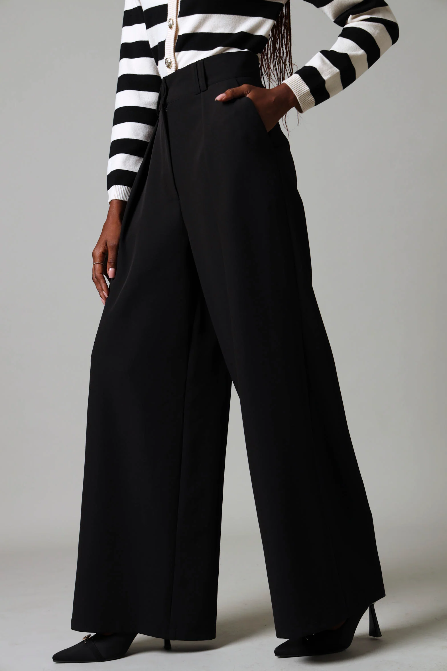 Wideleg Pants With Pleat Detail - Black - Image 4