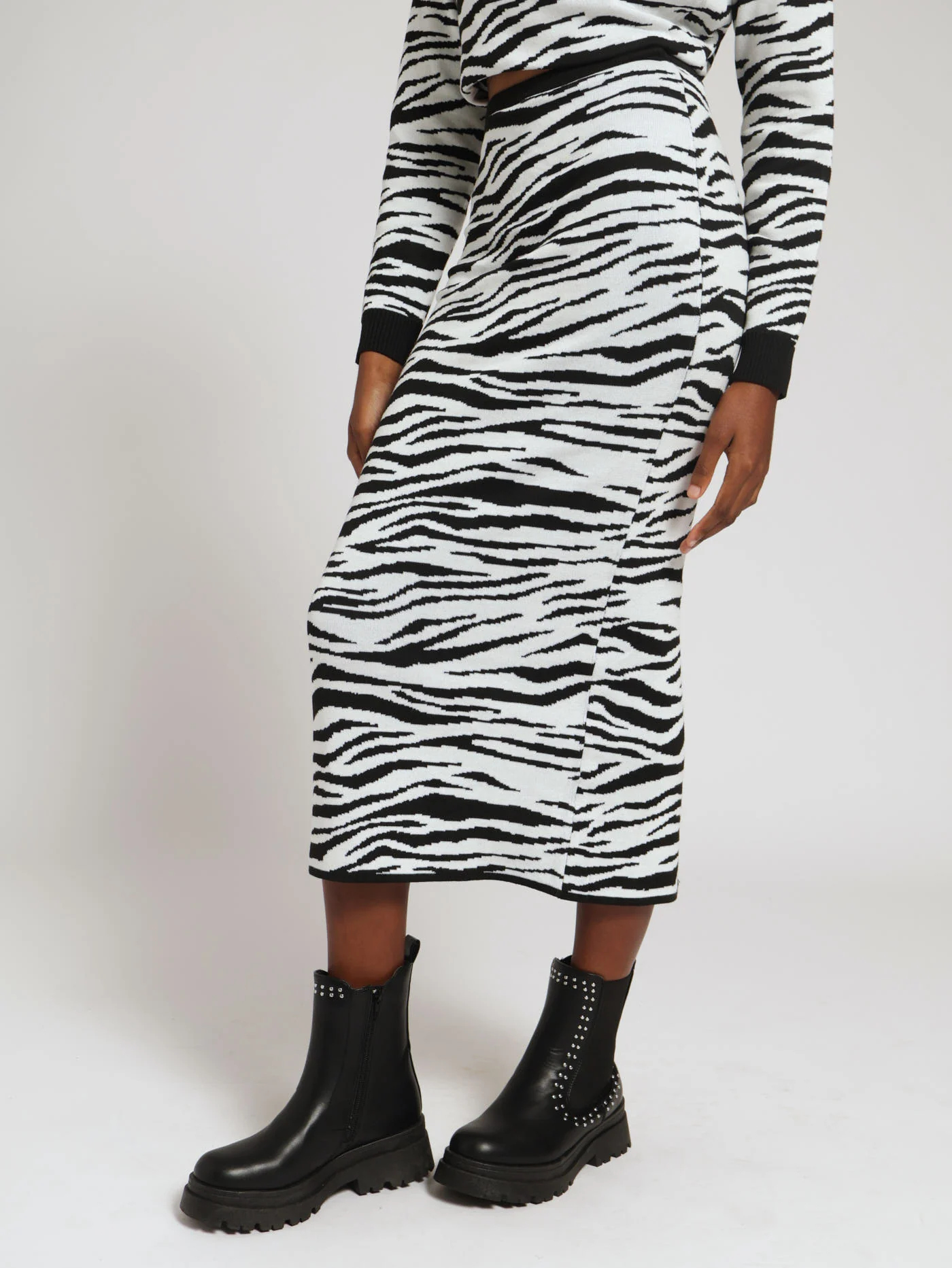 Zebra Jacquard Pencil Skirt - White/Black - Image 3