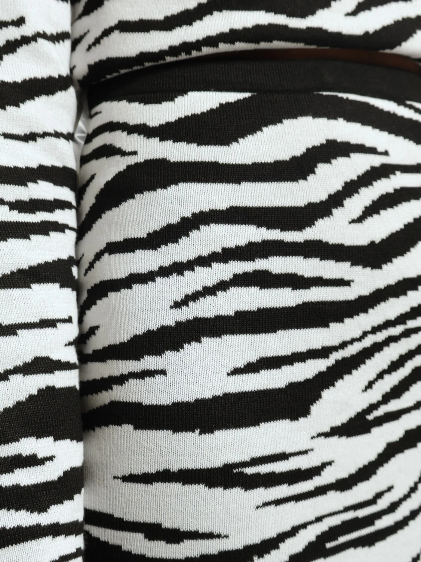 Zebra Jacquard Pencil Skirt - White/Black - Image 5